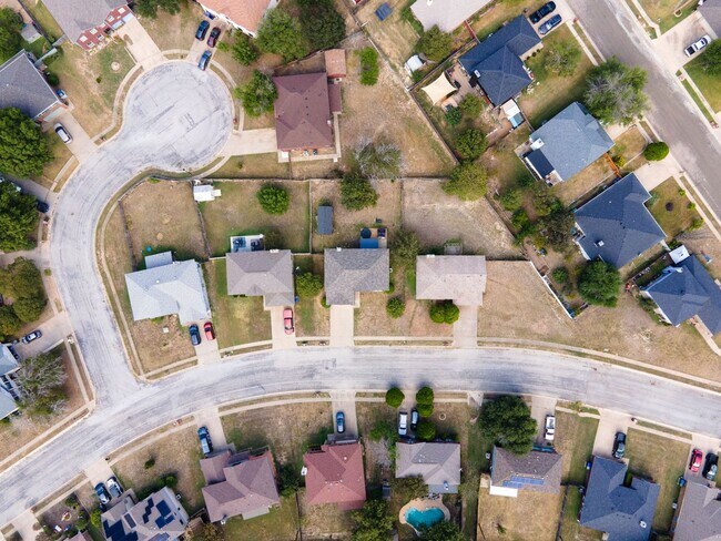 Building Photo - Texas sized home near the golf course