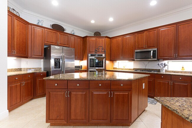 Building Photo - 10703 Versailles Blvd