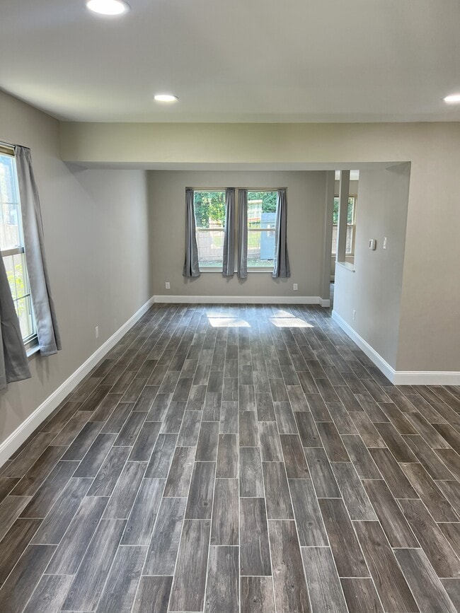 Building Photo - 223 Foxwood Ln