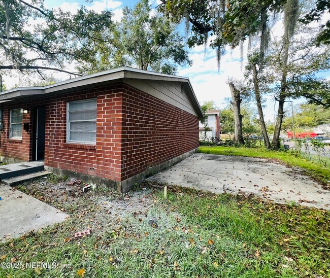 Building Photo - 3638 Lionell St
