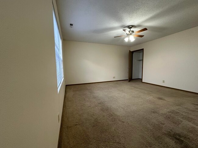 Building Photo - 926 W Belmont-