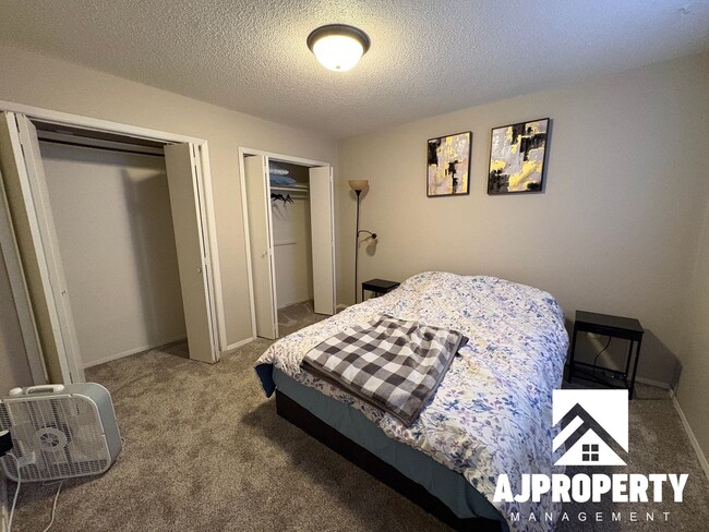 Building Photo - 4620 S Louise Ave