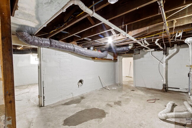 Building Photo - 1537 E Legrande Ave