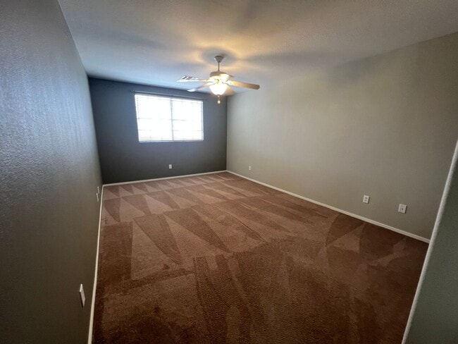 Building Photo - Spacious 2bed/ 2.5 bath Townhouse in Gated Community