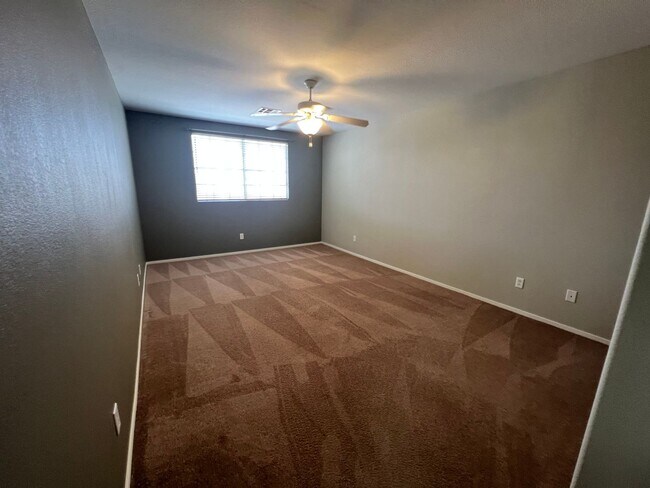 Building Photo - Spacious 2bed/ 2.5 bath Townhouse in Gated...