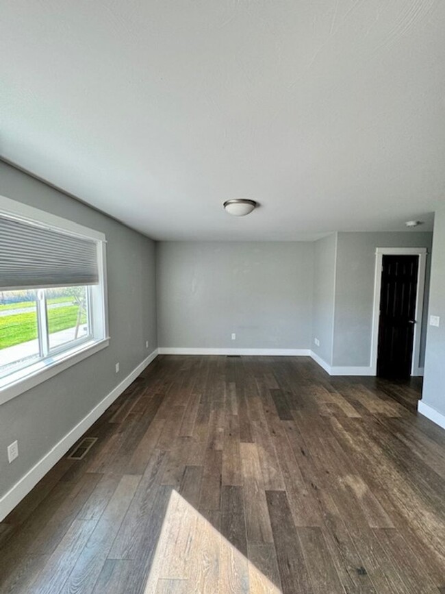 Building Photo - 3 Bedroom, 2 1/2 Bathroom Townhouse -2 wee...