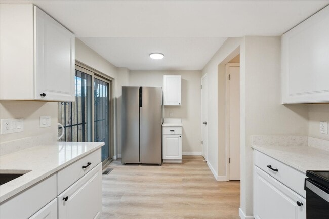 Building Photo - Adorable and Spacious Golden Townhome