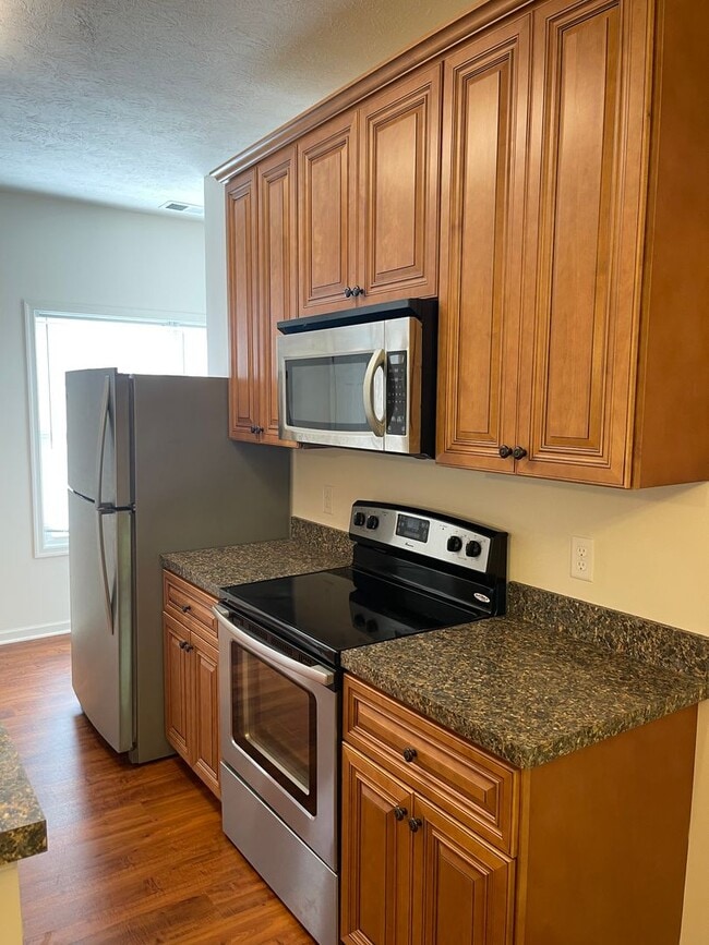 Building Photo - Two Master Suite Apartment Townhouse
