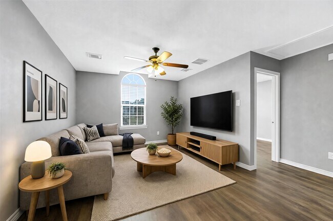 Building Photo - 2214 Shady Pine Dr