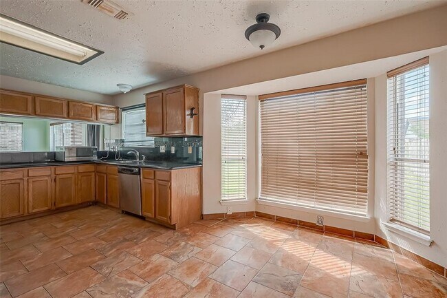 Building Photo - 2026 Sandy Knoll Dr