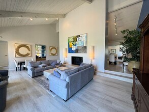 Building Photo - AVAILABLE NOW !! Charming 2 Bedroom/2 Bath in the Gated Community of Misson Hills!!