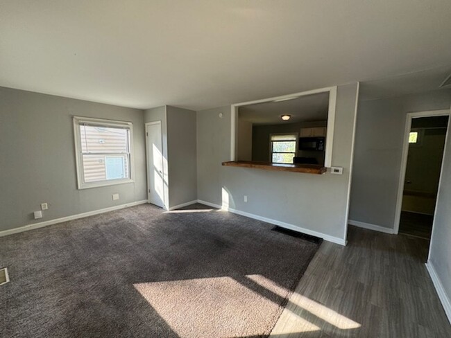 Building Photo - Spring Move in Special! 1/2 off Move in Sp...