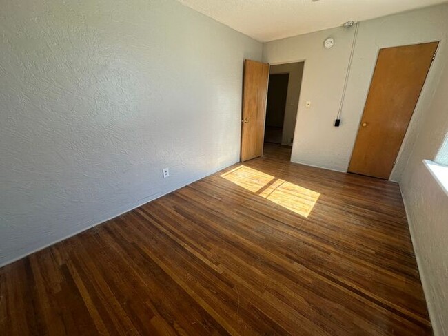 Building Photo - FOR RENT- Two Bed One Bath Downtown Apartm...