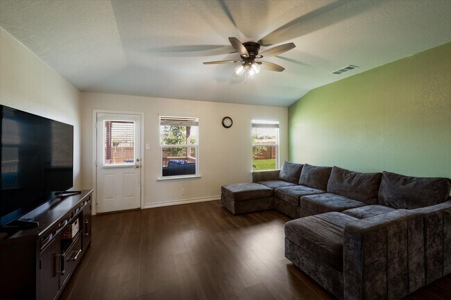 Building Photo - *MOVE IN SPECIAL: HALF OFF OF DECEMBER 2025 RENT, IF MOVED IN BY NOVEMBER 2025*