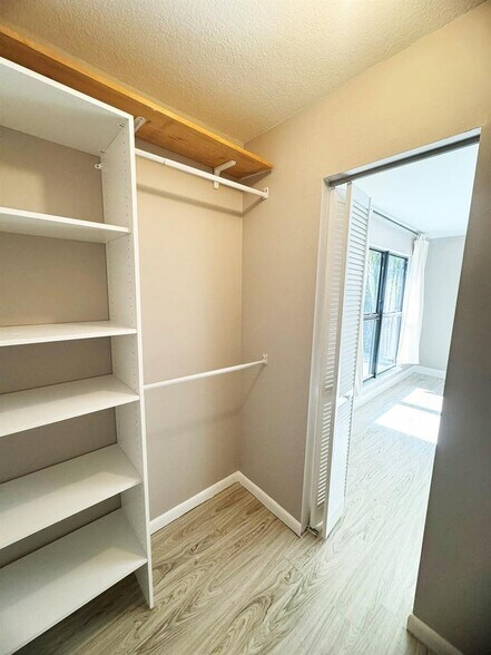 Building Photo - 321 Sandtree Dr