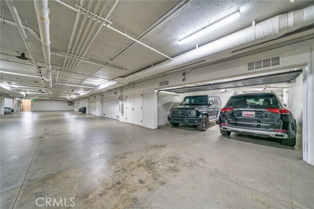 Building Photo - 823 S Bundy Dr