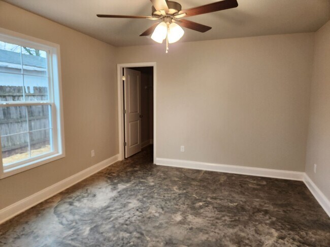 Building Photo - 5 Bedroom 2 Bathroom Home for Rent close t...