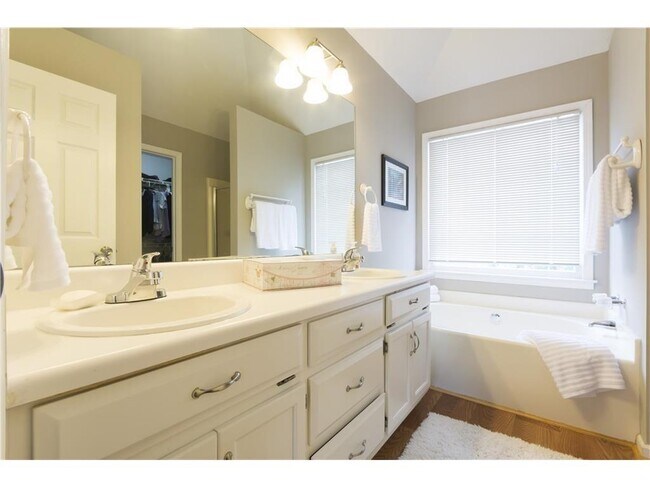 Building Photo - 2807 Forest Wood Dr