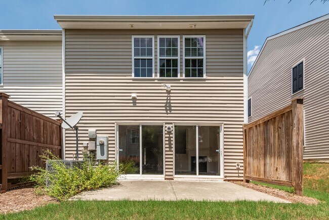 Building Photo - Fantastic end unit townhome: Available July 10th