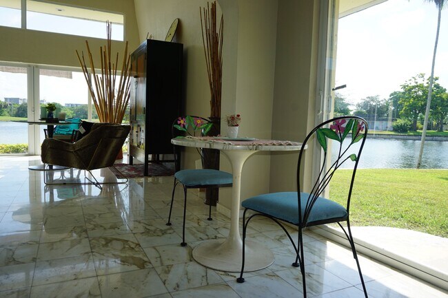 Building Photo - 4511 King Palm Dr