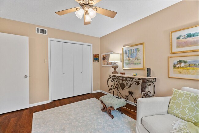 Building Photo - 2 Bedroom 2 Bath in Ideal Location