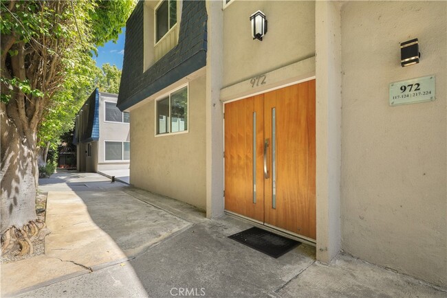 Building Photo - 972 Larrabee St