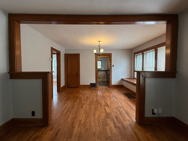 Building Photo - 3 bedroom 1 bath near downtown