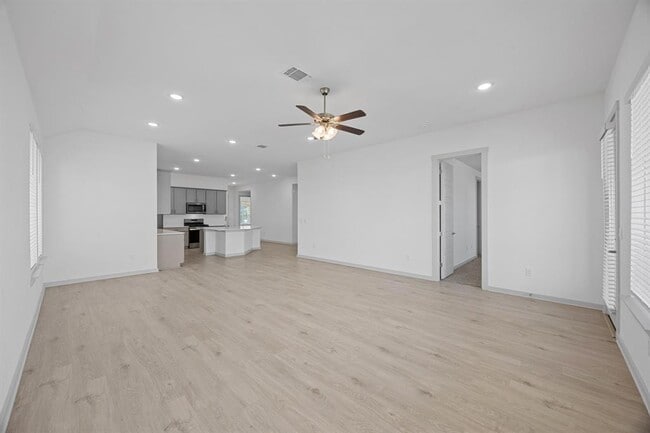 Building Photo - 400 Deerpath St