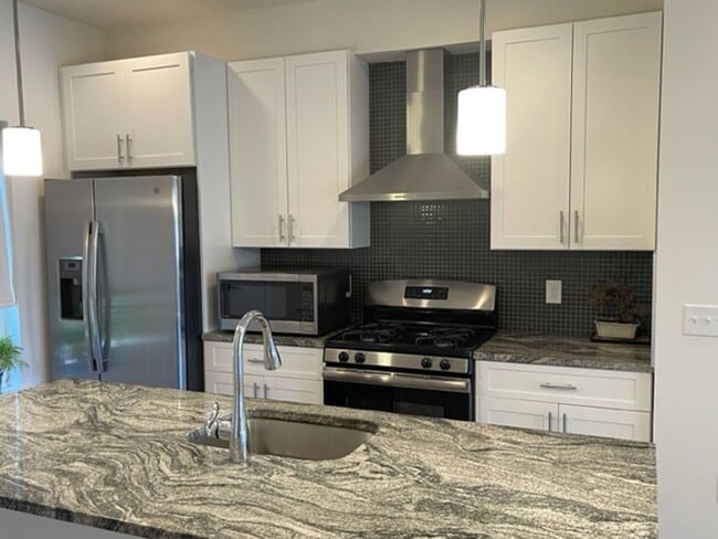 Building Photo - Olde Kensington Condo