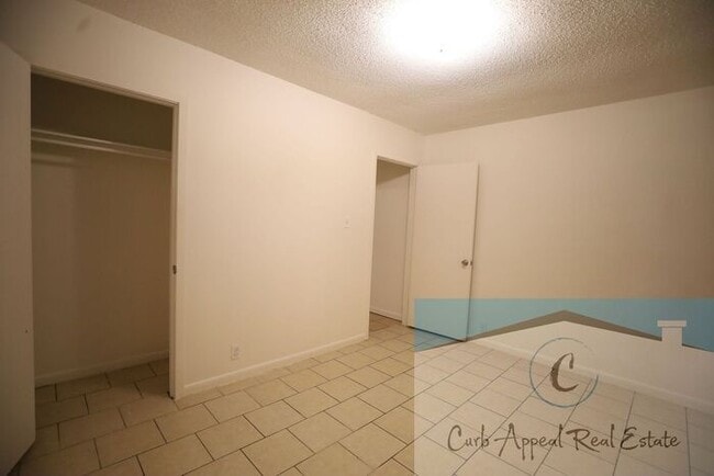 Building Photo - Move in special $800!! Recently renovated ...