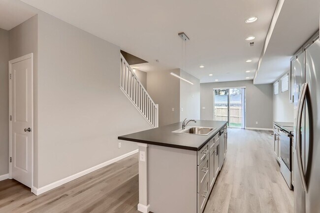 Building Photo - Modern 5 Bedroom Home for Rent!