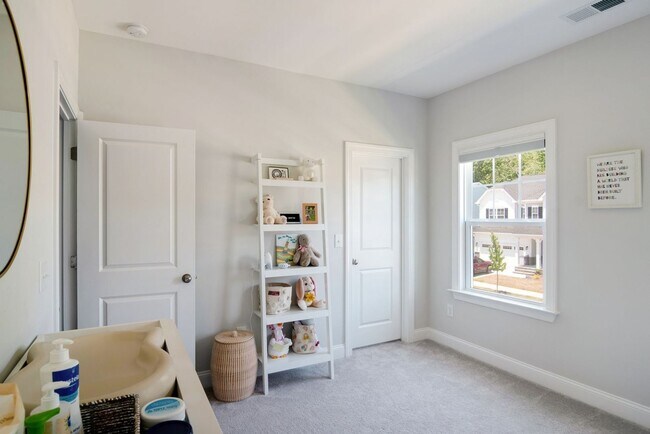 Building Photo - Chapel Hill 5 Bedroom/ 3 bath Home Gourmet Kitchen Fireplace and Fenced yard!