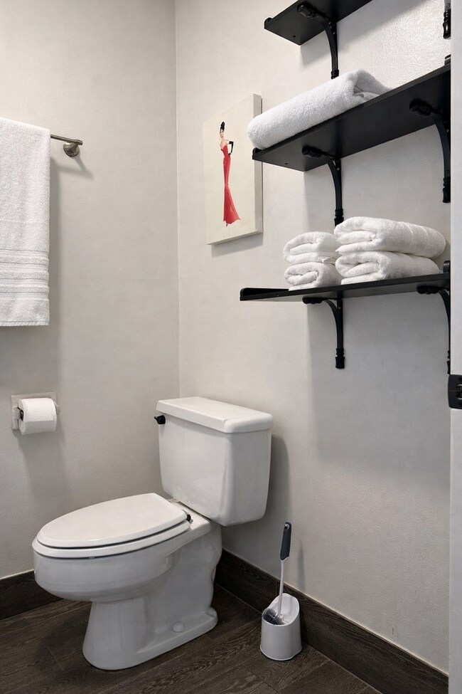 Building Photo - 1 Bed / 1 Bath – All Bills Paid, Washer & Dryer Included, Tile Floors, Pool & Prime Location!