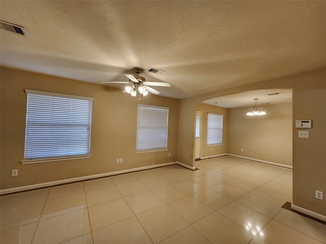 Building Photo - 11111 Valley Kings Dr