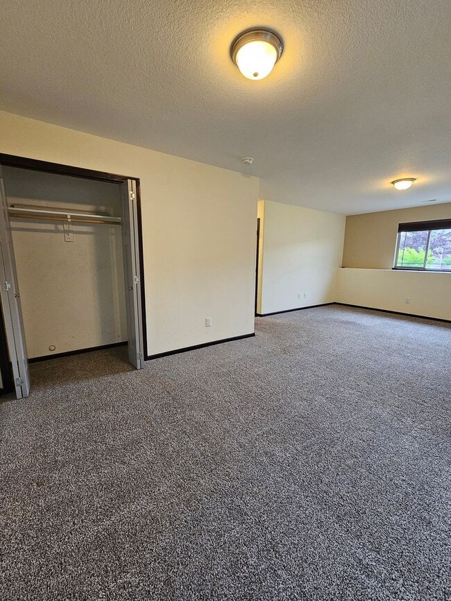 Building Photo - 3 BED | 2.5 BATH | SPLIT-FOYER HOME | DOUB...
