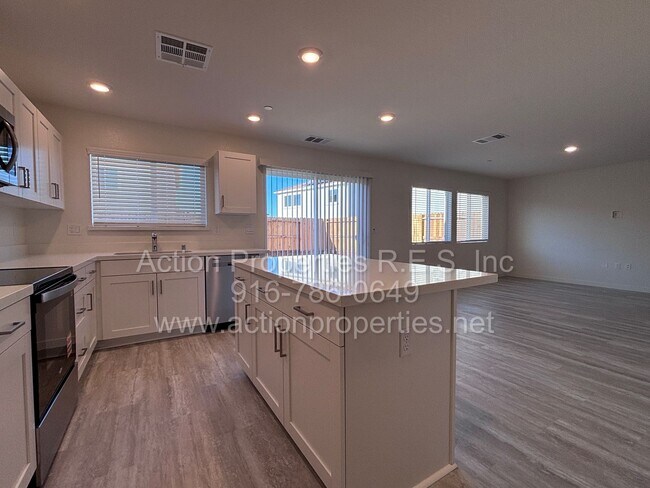 Building Photo - New Home: Amoruso Ranch Roseville:Solar DR Horton 4 Bedroom 2.5 Bath, Open Floor Plan,