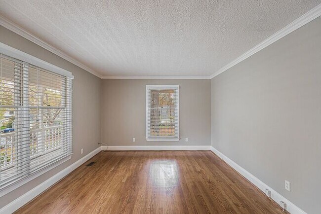 Building Photo - NW Large Updated Home! LR, DR, Den, FP, Ha...