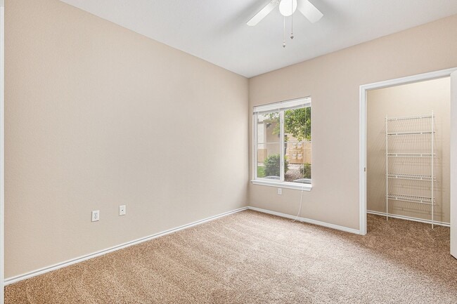 Building Photo - 2 bedroom Condo ,Gated community  Hillsbor...
