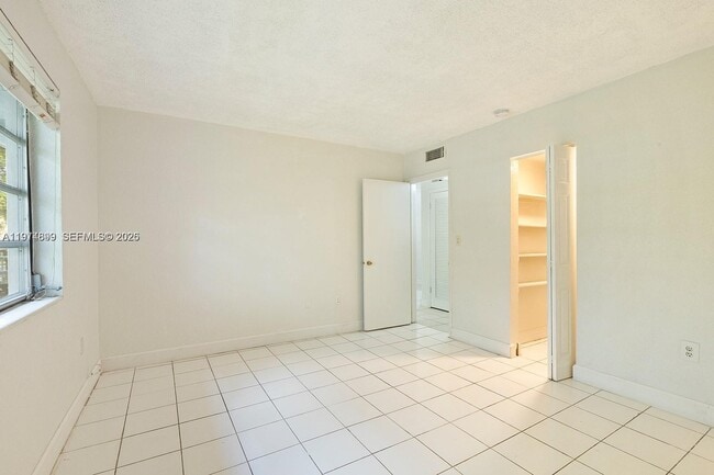 Building Photo - 6530 Lake Patricia Dr