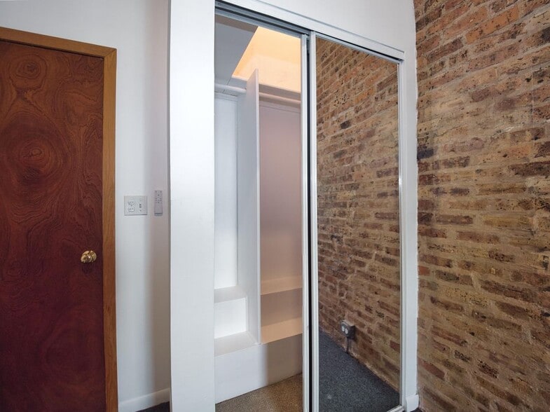 Building Photo - 2849 W Belmont Ave