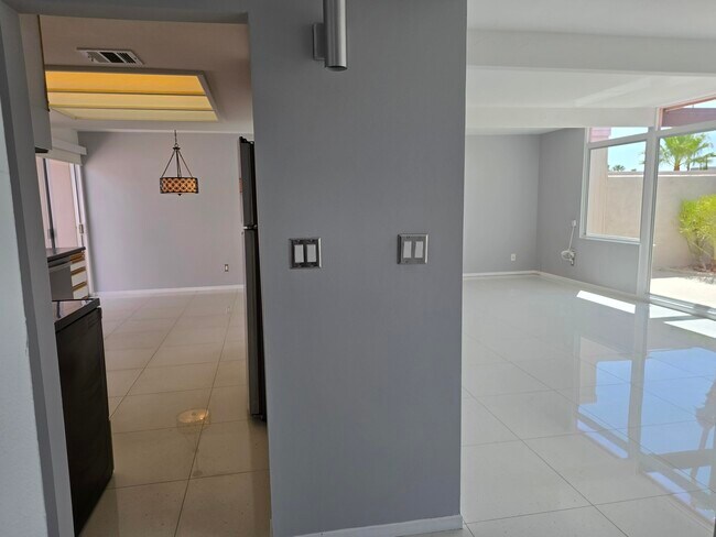 Building Photo - 723 E Louise Dr