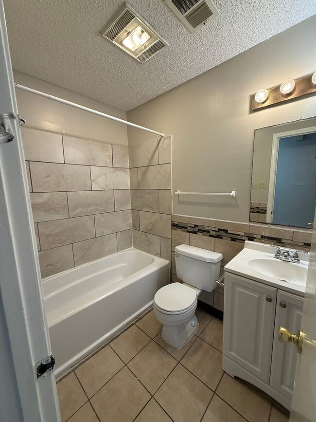 Building Photo - 1950-52 Helm Dr