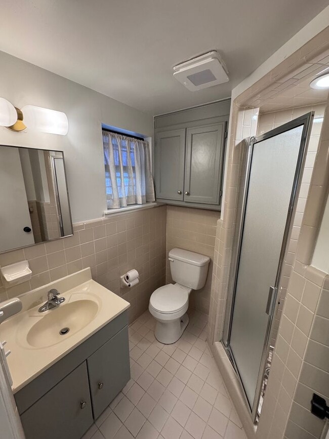 Building Photo - Midtown Charmer 2 Bed 2 Bath! Gorgeous Updates!