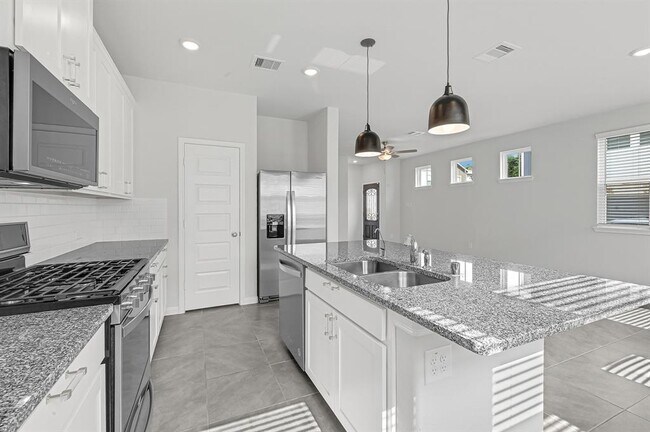 Building Photo - 1528 Lakeline Oak Dr