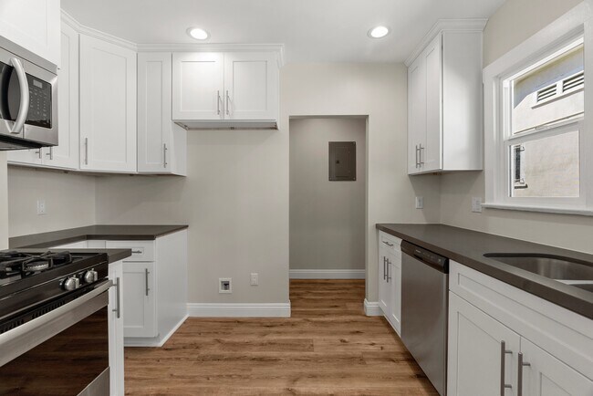 Building Photo - 749 N Wilton Pl