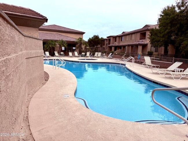 Building Photo - 705 W Queen Creek Rd