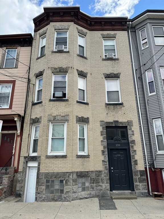Building Photo - 139 London St