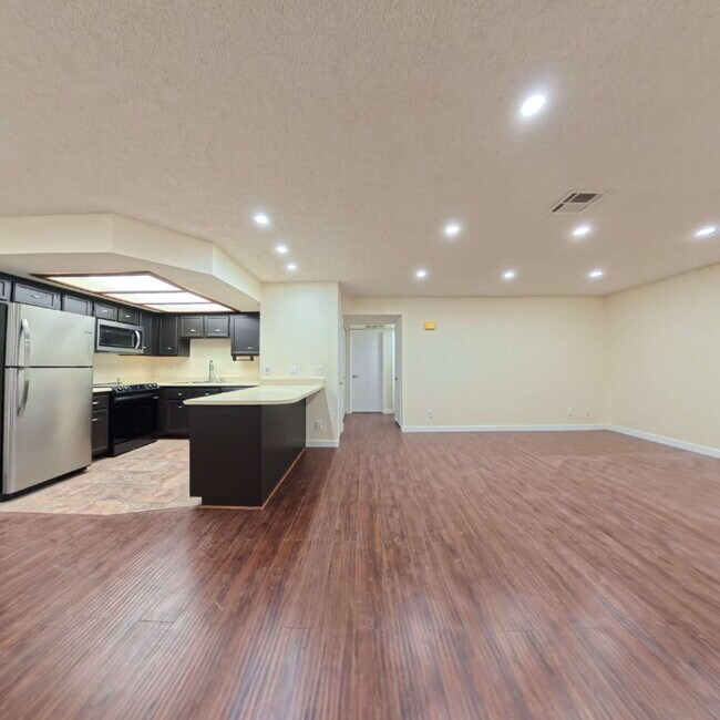 Building Photo - Beautiful 2 Bedroom 2 Bathroom Condo at The Lakes!