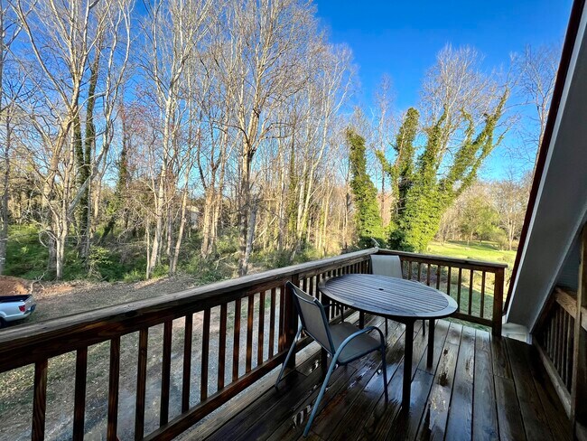 Peaceful and quiet deck with views over the field - 754 Woodlands Rd