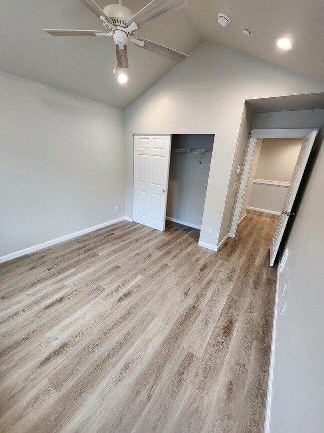 Building Photo - "Stunning 3-Bedroom Townhouse with attache...